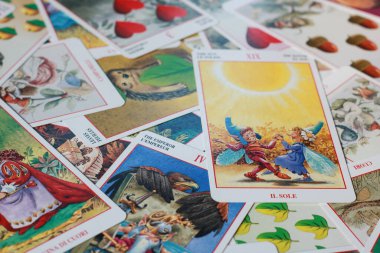 BANGKOK THAILAND - 19 Ekim 2016 'da Bangkok Tayland' da masadaki resimli tarot kartları
