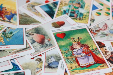 BANGKOK THAILAND - 19 Ekim 2016 'da Bangkok Tayland' da masadaki resimli tarot kartları
