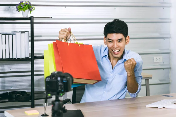 一个年轻的亚洲人在提购物袋时 会影响男人的大拇指 — 图库照片