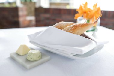 Fransız ekmeği restoranda iki çeşit tereyağlı servis edilir..