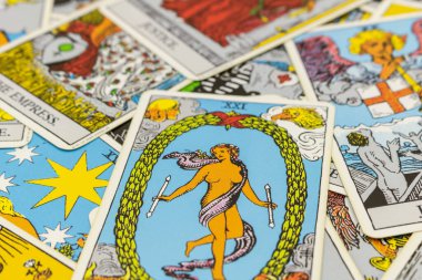 BANGKOK THAILAND - 8 Kasım 2019 'da Bangkok Tayland' da masadaki illüstrasyonlu Rider Waite tarot kartları