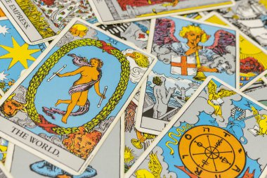 BANGKOK THAILAND - 8 Kasım 2019 'da Bangkok Tayland' da masadaki illüstrasyonlu Rider Waite tarot kartları