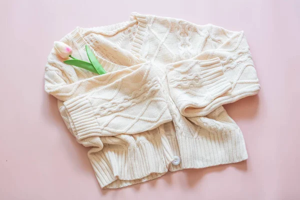 Vista Superior Suéter Punto Blanco Con Una Flor Tulipán Alfiler — Foto de Stock