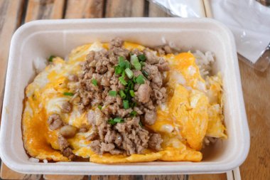 Kızarmış domuz eti, sarımsaklı biber ve çırpılmış yumurta..