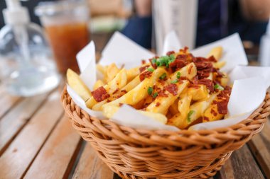 Peynir kızartması sepette..