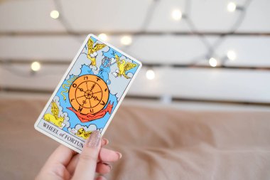 BANGKOK THAILAND - 7 Mayıs, illüstrasyon editörü Bekleyen tarot kartları 