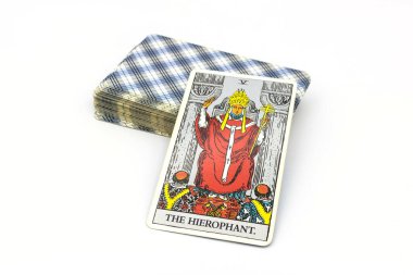 BANGKOK THAILAND - 8 Kasım 2019 'da Bangkok Tayland' da izole edilmiş resimli editör Rider Waite tarot kartları.