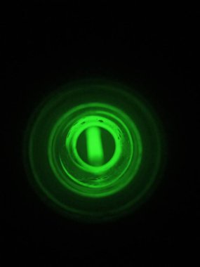 Geceleyin arka planda parlayan neon ışıkları kırmızı, yeşil, sarı, mavi. 