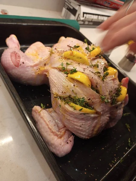 고기를 요리하고 노란색빨간 — 스톡 사진