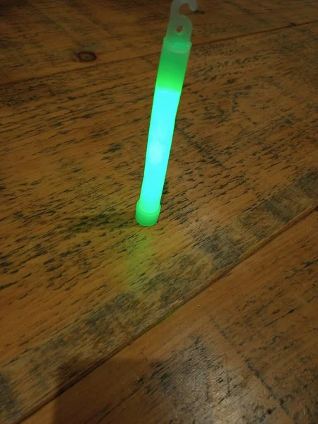Geceleyin arka planda parlayan neon ışıkları kırmızı, yeşil, sarı, mavi. 