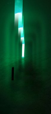 Yüzeyde parlayan neon ışıkları parlak kırmızı mavi yeşil renkler gece vakti soyut sanatsal tasarım karanlık, aydınlık, erimiş lav parlak ışık 