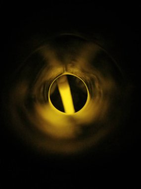 Parlayan Neon ışıkları ellerinde ve bir kase su sıvısı soyut ışık tasarımı natürmort yaşam fotoğrafı parlak renkler