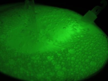 Parlayan Neon Işıkları soyut sanatsal su parlıyor. Sarı, mavi, yeşil, turuncu, parlak, açık renk renkler. 