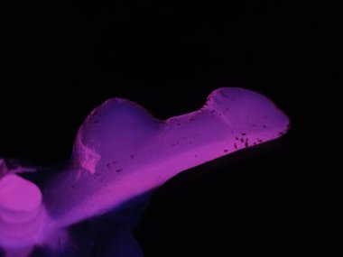 PURPLE NEON YAŞAĞI GÖREVİ YAZIŞIYOR SÜRME SİMİSİ YAŞIKLARI YAŞIYOR