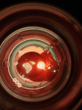 Parlayan Neon Işıkları soyut sanatsal su parlıyor. Sarı, mavi, yeşil, turuncu, parlak, açık renk renkler. 