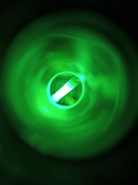 Parlayan Neon Işıkları soyut sanatsal su parlıyor. Sarı, mavi, yeşil, turuncu, parlak, açık renk renkler. 