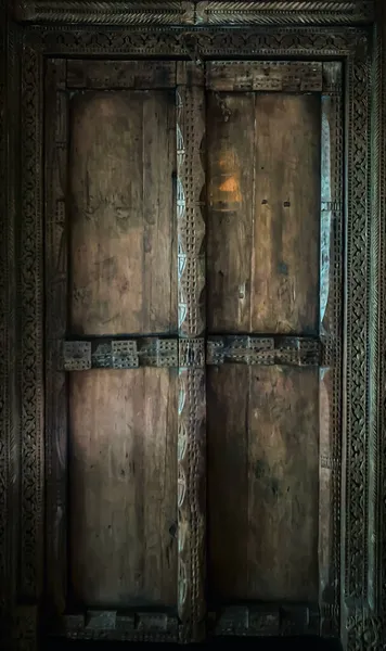 Antika dekoratif eşyalar Tayland 'daki ev, restoran veya restoranlar için güzelliği göstermek ve yaratmak amacıyla evde, restoranda veya bahçede süslemek için popülerdir.