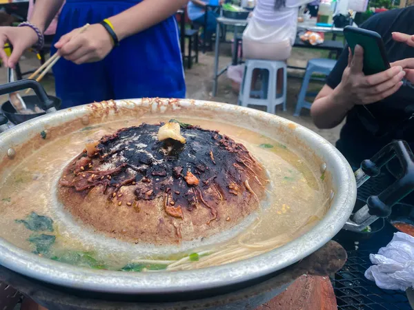 在泰沙布自助餐厅里 把肉牛肉 鸡蛋和蔬菜放进火锅里做寿司或沙布来烹调食物 — 图库照片