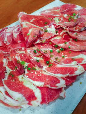 Çiğ et sığır eti ve domuz eti (Barbekü, Barbekü) wagyu Izgara Barbekü. yakiniku Izgara restoranında açık büfe yemek yiyecek ızgara
