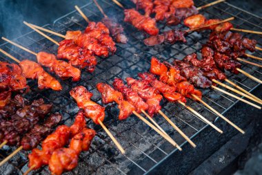 Izgara tavuk sosu Tay Barbekü tavuk ve kömür alevler Tay street gıda Market ile pişirme sos besindir