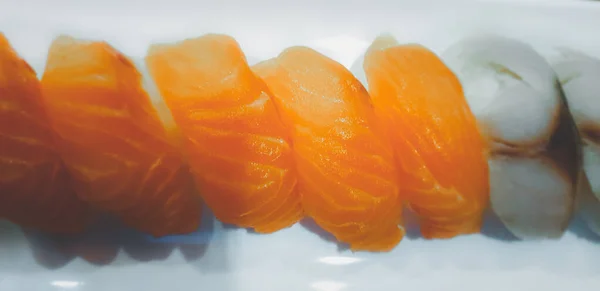 Japon yemekleri farklı türde suşi ile deniz yosunu salatası ve gari (zencefil) Japon restoranındaki servis panosunun sağ üst kısmında bulunan sağlıklı bir yemektir.