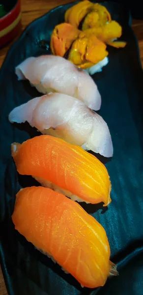 Comida Japonesa Diferentes Tipos Sushi Con Ensalada Algas Marinas Gari —  Fotos de Stock