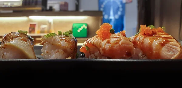 Japon yemekleri farklı türde suşi ile deniz yosunu salatası ve gari (zencefil) Japon restoranındaki servis panosunun sağ üst kısmında bulunan sağlıklı bir yemektir.