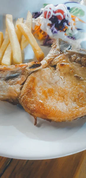 Eti biftek (sığır eti veya domuz eti biftek) ile Tay street gıda pazarında Satılık beyaz tabak patates püresi ya da Restoran Bangkok Tayland