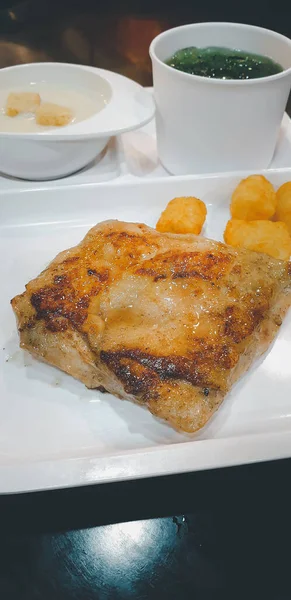 Eti biftek (sığır eti veya domuz eti biftek) ile Tay street gıda pazarında Satılık beyaz tabak patates püresi ya da Restoran Bangkok Tayland