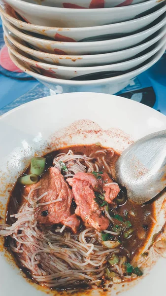 타이의 길거리 식품점이나 식당에서 그릇에 야채를 케일라 쇠고기 — 스톡 사진