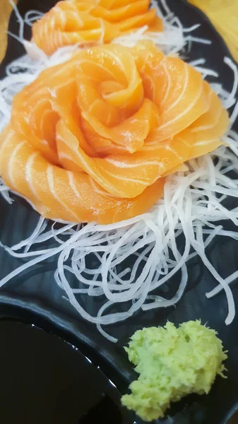 新鮮な鮭の刺身鮭を薄切りにし 大根を日本料理店でスライスしたもの — ストック写真