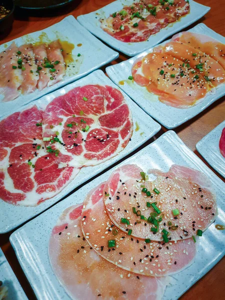 생고기 쇠고기와 돼지고기 불고기 레스토랑에서 그릴에 — 스톡 사진