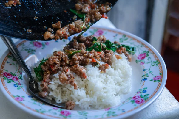 Ρύζι Ολοκληρώνεται Ανακατεύετε Τηγανητό Χοιρινό Βόειο Κρέας Και Βασιλικό Προς — Φωτογραφία Αρχείου