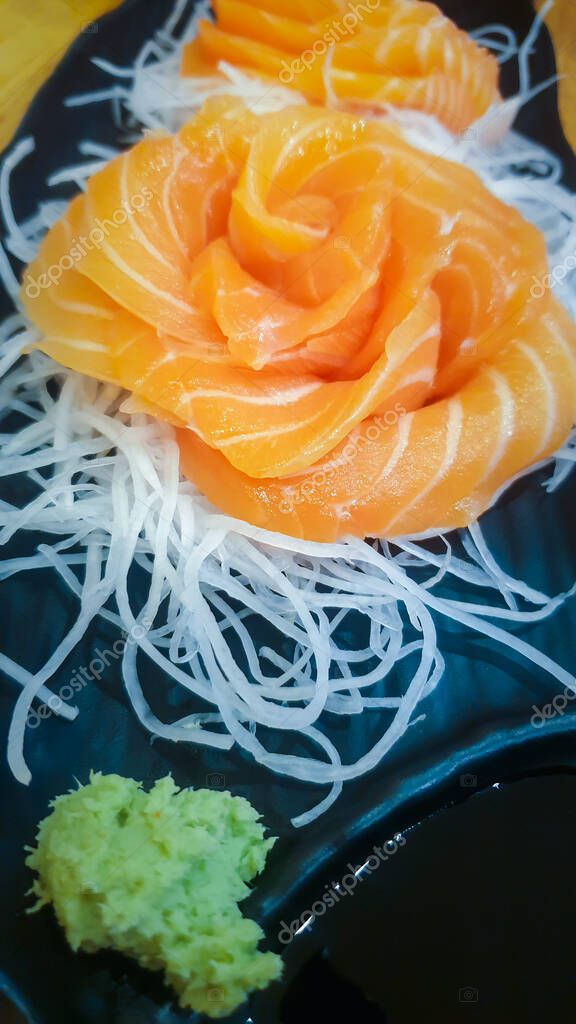 Delicias culinarias japonesas consistentes en salmón sashimi de salmón