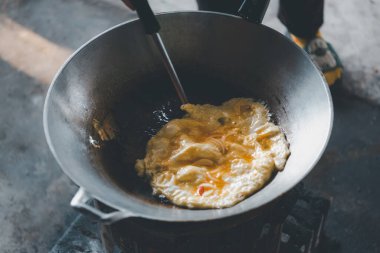 Tayland usulü omlet Tayland usulü Tayland mutfağında yumurta pişirme, Tayland mutfağında yağ ve sağlıklı gıda konseptidir.