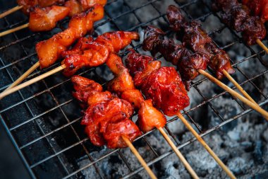 Izgara tavuk sosu Tay Barbekü tavuk ve kömür alevler Tay street gıda Market ile pişirme sos besindir