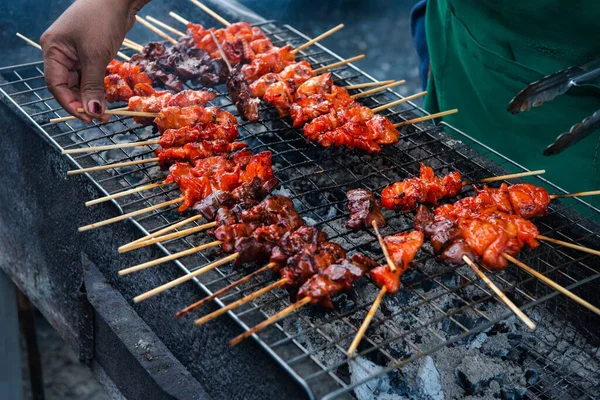 Izgara Tavuk Sosu Tay Barbekü Tavuk Kömür Alevler Tay Street — Stok fotoğraf