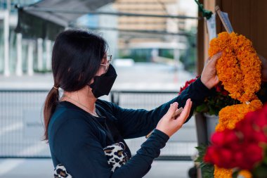 Tay Budist Budizm insanlarda tütsü ve Buda veya ruh evinde tapınak veya Tay Tapınak (Wat Tay dili Garland'a nimet ibadet için dua)