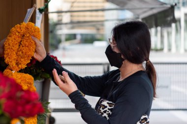 Tay Budist Budizm insanlarda tütsü ve Buda veya ruh evinde tapınak veya Tay Tapınak (Wat Tay dili Garland'a nimet ibadet için dua)