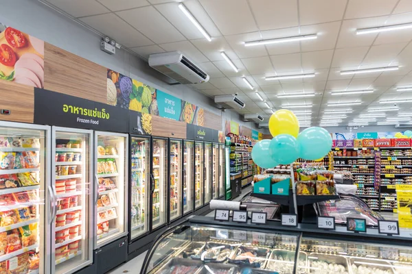 Bangkok, Tayland - 23 Kasım 2021: Tanımlanamayan süpermarket veya hipermarket, yiyecek alışverişi ve aileyi rahatlatmak için popüler bir yerdir.