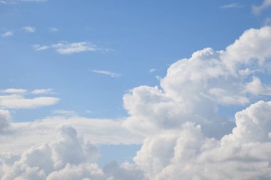 Mavi gökyüzü ve gökyüzünde beyaz bulutlar olan doğal gökyüzü bulutu duvar kağıdı arkaplanı için kullanılır