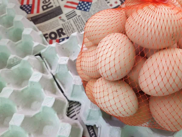 Süpermarkette günlük taze yumurta ürünleri satılıyor. Tayland 'da yumurta fiyatları Tayland ekonomisinin bir göstergesi olabilir.