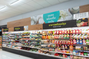 Bangkok, Tayland - 23 Kasım 2021: Tanımlanamayan süpermarket veya hipermarket, yiyecek alışverişi ve aileyi rahatlatmak için popüler bir yerdir.