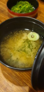Japon yemekleri farklı türde suşi ile deniz yosunu salatası ve gari (zencefil) Japon restoranındaki servis panosunun sağ üst kısmında bulunan sağlıklı bir yemektir.