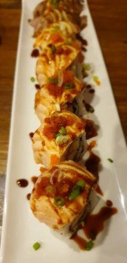 Japon yemekleri farklı türde suşi ile deniz yosunu salatası ve gari (zencefil) Japon restoranındaki servis panosunun sağ üst kısmında bulunan sağlıklı bir yemektir.