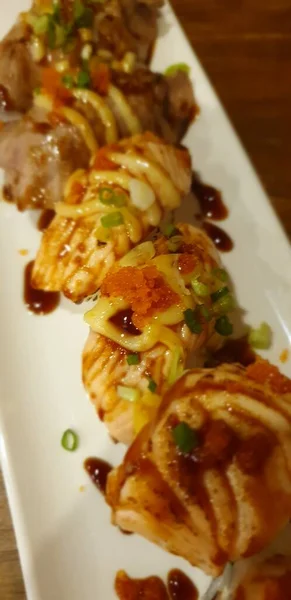 在日本餐馆 不同类型的寿司配上海藻沙拉和生姜 是一种健康食品 — 图库照片