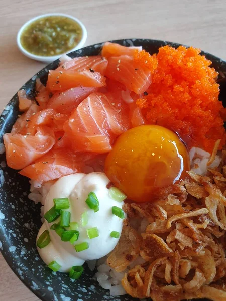 日本菜生鱼片鲑鱼和不同类型的寿司配海藻沙拉和生姜是日本餐馆中餐盘右上角的健康食品 — 图库照片
