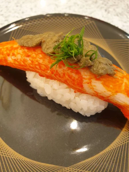 Japansk Mat Set Olika Typer Sushi Med Tång Sallad Och — Stockfoto