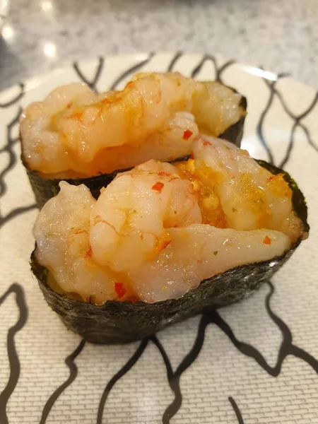 Японская Кухня Наборе Различных Видов Суши Салатом Морских Водорослей Гари — стоковое фото