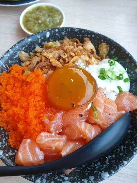 Comida Japonesa Sashimi Salmón Establecer Diferentes Tipos Sushi Con Ensalada —  Fotos de Stock